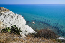 Une vue de la côte en Sicile (illustration).