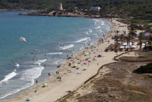 Des touristes profitent d'une plage à Ibiza en juillet 2020 (image d'illustration).