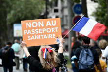 Une manifestante anti-passe sanitaire, à Paris le samedi 7 août