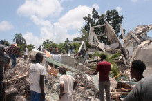 Les fouilles se poursuivent à Haïti au lendemain d'un séisme de magnitude 7,2