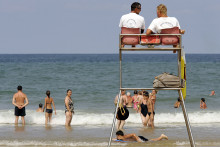 Deux maîtres-nageurs sauveteurs sur une plage, en France (illustration)