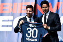 Lionel Messi pose avec son maillot parisien en présence du président du PSG Nasser Al-Khelaifi, le 10 août 2021.