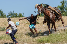 Un garde-frontière à cheval chasse un migrant au Texas
