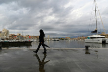 Le Vieux-Port de Marseille sous la pluie.