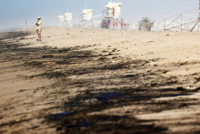 Du pétrole sur la plage de Huntington Beach, en Californie, le 3 octobre 2021