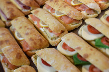 Des sandwichs dans une boulangerie (illustration)