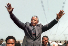 Nelson Mandela salue ses supporteurs le 5 septembre 1990.