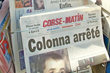 Le 05 juillet 2003 à Ajaccio, dans un kiosque à journaux qui consacrent leur "Une" à l'arrestation, la veille au soir, d' Yvan Colonna, l'assassin présumé de l'ex-préfet de Corse Claude Erignac.