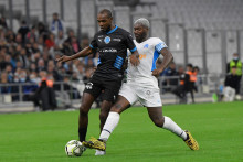 Éric Abidal au duel avec Djibril Cissé lors d'un match de charité à Marseille le 13 octobre 2021