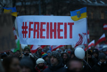 Des dizaines de milliers de manifestants ont défilé dans les rues de Vienne samedi 4 décembre contre le confinement partiel et l'obligation vaccinale.