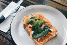 Une tartine de saumon fumé (image d'illustration)