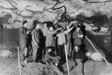L'équipe d'exploration de la grotte en 1948