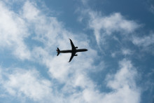 Un avion en plein vol (image d'illustration)
