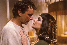 rencontre de cleopatre avec cesar