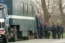 La police continue de fouiller les lieux à Mons le 25 mars, où les restes massacrés de quatre femmes ont été découverts