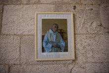 Une photo montrant le père Hamel est accrochée au mur de l'église de Saint-Etienne-du-Rouvray le 10 février 2022, où il a été assassiné en 2016 alors que la France subissait une vague d'attentats revendiqués par l'État islamique.