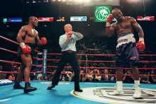 Mike Tyson face à Evander Holyfield, blessé à l'oreille