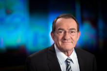 Jean-Pierre Pernaut, sur le plateau du journal de TF1 en 2015.