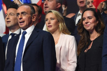 Éric Zemmour lors de son meeting à Toulon, le 6 mars 2022. Derrière lui, de gauche à droite : Guillaume Peltier, Marion Maréchal et Sarah Knafo.