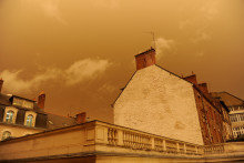 Le ciel de Rennes a pris une teinte orangée à cause du sable saharien, le 12 mars 2016 (illustration).