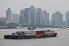 Un porte-conteneur au large de Shanghai, le 5 mars 2021