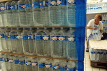 Des packs d'eau Cristaline (illustration)