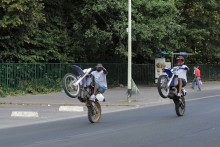 Une scène de rodéo urbain à Clichy-sous-Bois 28 août 2009.