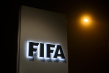 Le logo de la FIFA à l'entrée du siège à Zurich, en Suisse