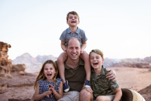 Le prince William, duc de Cambridge, pose pour une photo avec ses enfants, le prince Louis, la princesse Charlotte et le prince George.