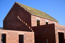 Cette photo prise le 24 janvier 2022 montre une maison en construction à Combourg, dans l'ouest de la France.