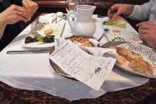 Une addition dans un restaurant (illustration)