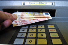 Retrait de billet au distributeur (illustration)