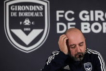 Gérard Lopez devant le logo des Girondins de Bordeaux le 7 juillet 2022