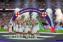 Les joueuses anglaises célèbrent leur victoire à l'Euro féminin 2022, au stade de Wembley à Londres.