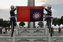 Des soldats tiennent un drapeau de Taiwan, le 4 juin 2022 (illustration)