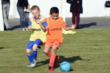 Des enfants pratiquent le football à Jeumont (Nord) le 19 septembre 2018