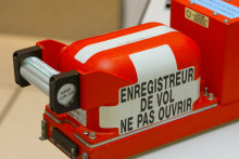 Enregistreur de vol ou "boîte noire", photo prise le 27 avril 2004, au Bureau Enquêtes Analyses (BEA)