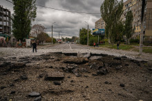 Le cratère d'un impact de missile russe, à Dnipro, le 10 octobre 2022