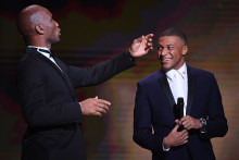 Didier Drogba et Kylian Mbappé au théâtre du Châtelet à Paris le 2 décembre 2019