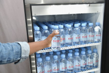 Des bouteilles d'eau de la marque Evian (illustration)
