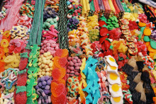 Des bonbons de plusieurs formes et couleurs (image d'illustration)