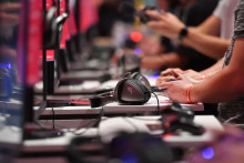 Les visiteurs jouent au match de football "FIFA 20" aux jeux vidéo Gamescom, au 20 août 2019
