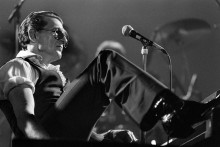 L'auteur-compositeur-interprète, musicien et pianiste américain Jerry Lee Lewis se produit le 23 avril 1987 à Bourges, dans le centre de la France, lors du 10e Festival du printemps de Bourges.