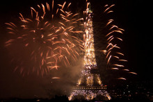 La Tour Eiffel éclairée par lez traditionnel feu d'artifice du Nouvel an, dans la nuit du 1er janvier 2000. 