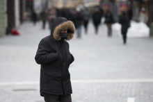 Un homme se protège du froid (illustration)