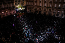 La foule des spectateurs de la fête des Lumières rassemblée devant la mairie de Lyon.