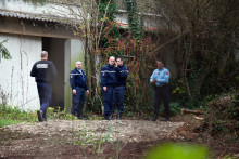 Les gendarmes enquêtent près d'une maison abandonnée, le 23 novembre 2011, à Boutiers-Saint-Trojan, alors qu'ils ont relancé leurs recherches 39 ans après la disparition de la famille Méchinaud.