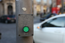 Un bouton sur un feu piéton 