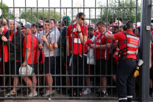 Des supporters de Liverpool se tiennent à l'extérieur du Stade de France, incapables d'entrer à temps pour la finale de la Ligue des Champions 2022.
