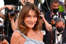 Carla Bruni avant la montée des marches à Cannes en 2021.